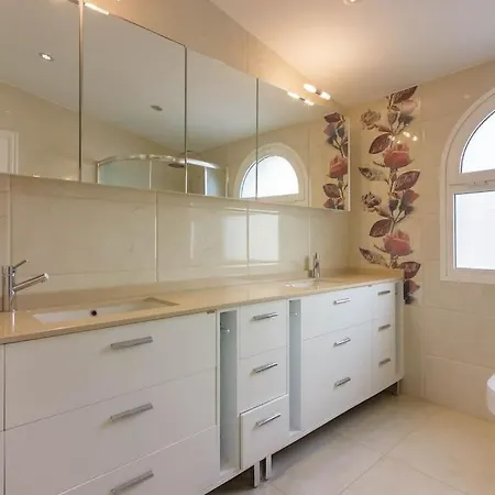 Вилла Maya. Attractive Modern 4 Bedroom *