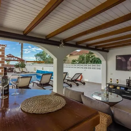 Maya. Attractive Modern 4 Bedroom Вилла *