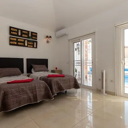Maya. Attractive Modern 4 Bedroom Вилла
